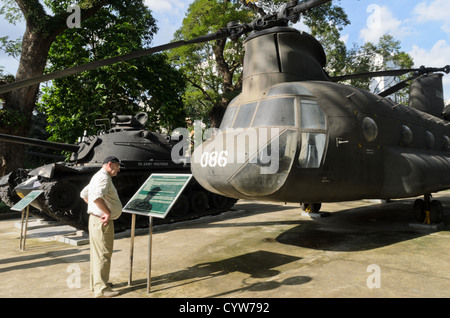 HO-CHI-MINH-STADT, Vietnam – Ein Boeing CH-47 Chinook Hubschrauber steht im Innenhof des war Remnants Museum zu sehen. Der in Amerika hergestellte Transporthubschrauber stellt eines der militärischen Artefakte aus der Zeit des Vietnamkriegs dar. Das war Remnants Museum befindet sich im Bezirk 3 von Ho Chi Minh City und bewahrt und stellt militärische Ausrüstung und Dokumentation aus dem Konflikt aus. Stockfoto