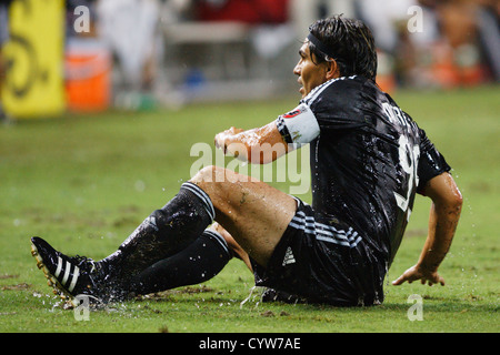 WASHINGTON, DC - 23. JULI: DC United-Teamkapitän Jaime Moreno rutscht während eines Major League-Fußballspiels gegen die Houston Dynamo im RFK-Stadion am 23. Juli 2008 in Washington, DC. Nur für redaktionelle Zwecke. Kommerzielle Nutzung verboten. (Foto: Jonathan Paul Larsen / Diadem Images) Stockfoto