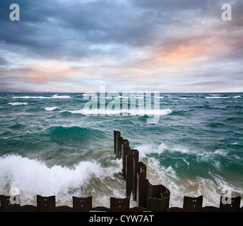 Wellen in Richtung der Ufermauer am Punkt Betsie Leuchtturm am Lake Michigan, USA Stockfoto