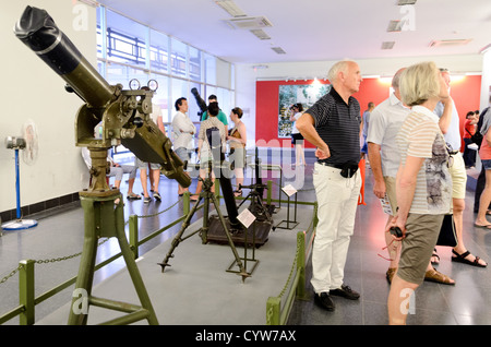 HO-CHI-MINH-STADT, Vietnam — Eine Sammlung von Feldartilleriestücken wird in einem Ausstellungsraum im war Remnants Museum ausgestellt. Die militärischen Artefakte stellen verschiedene Arten von Artillerie dar, die während des Vietnamkriegs verwendet wurden. Das Museum bewahrt diese Waffen als Teil seiner permanenten Sammlung auf, die den Konflikt dokumentiert. Stockfoto