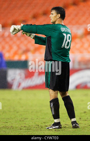 WASHINGTON, DC - 23. JULI: Torhüter Pat Onstad von Houston Dynamo gibt dem Schiedsrichter eine Geste, um gegen Ende des Major League-Fußballspiels gegen DC United am 23. Juli 2008 im RFK Stadium in Washington, DC, Vollzeit anzurufen. Kommerzielle Nutzung verboten. (Foto: Jonathan Paul Larsen / Diadem Images) Stockfoto