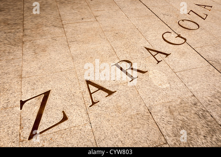 Text auf Marmor Fliesen des Fußbodens. Zeichen von Zaragoza auf Boden. Dunkle braune Buchstaben auf hellem Hintergrund. Name der Stadt platziert Stockfoto