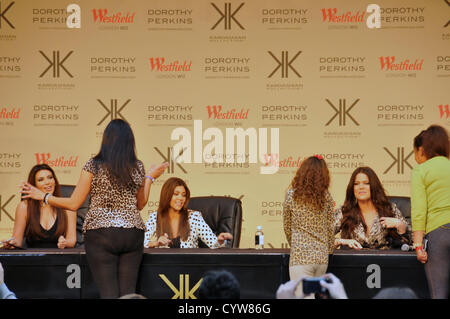 Westfield, Shepherds Bush, London, Uk. 10. November 2012. [Nach rechts] Kim, Kourtney und Khloe Kardashian erfüllen ihre Fans bei der Vorstellung ihrer "Kardashian Kollection". Die Kardashian-Schwester starten "Kardashian Kollection" bei Dorothy Perkins in Westfield Shepherds Bush. Schwestern Kim, Kourtney und Khloe starten Sie ihre eigene Kleidung Sammlung, dies ist das erste Mal alle drei Schwestern gemeinsam in Großbritannien erschienen sind. Stockfoto