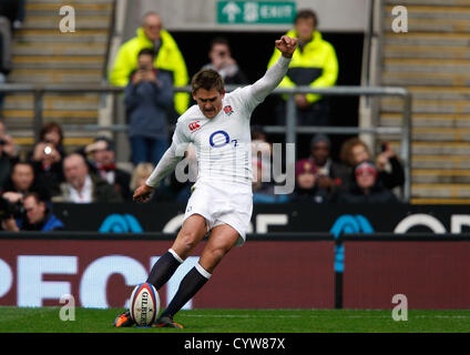 TOBY FLOOD tritt Strafe ENGLAND V Fidschi RU TWICKENHAM MIDDLESEX ENGLAND 10. November 2012 Stockfoto