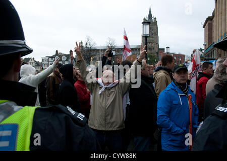 EDL Demonstranten vor dem Rathaus. Stockfoto