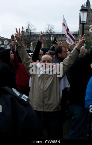 EDL Demonstranten vor dem Rathaus. Stockfoto