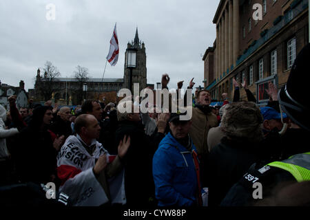 EDL Demonstranten vor dem Rathaus. Stockfoto