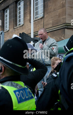 EDL-Führer reden vor dem Rathaus. Stockfoto