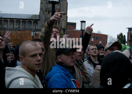 EDL Demonstranten vor dem Rathaus. Stockfoto