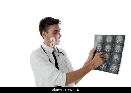 Zuversichtlich aussehende junge Ärztin, die Untersuchung der Ergebnisse eines Scans Stockfoto