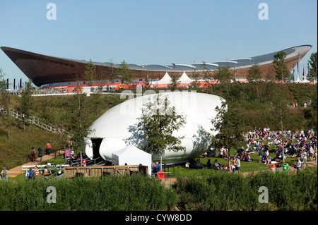 Tele auf der Radrennbahn und der Musikpavillon im Olympia-Park, Stratford. Stockfoto