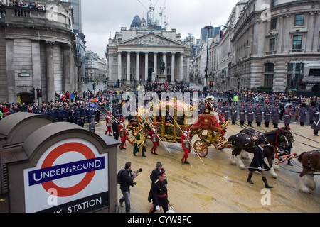 Der Oberbürgermeister Schlitten Paraden durch Cornhill während des Oberbürgermeisters Show in der Londoner City. Stockfoto