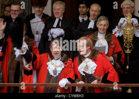 Neu gewählte Stadtrat und Rt Hon The Lord Mayor of London, Roger Gifford (L), einem Bankkaufmann mit der schwedischen Bank SEB während des Oberbürgermeisters Show. Stockfoto