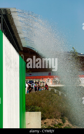 Nahaufnahme einer künstlichen Wasserfall-Installation in der Nähe der Ufer-Arena im Olympiapark, Stratford Stockfoto