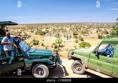 TARANGIRE-NATIONALPARK, Tansania – Autos halten an, um die Aussicht auf den Tarangire-Nationalpark im Norden Tansanias zu bewundern, nicht weit vom Ngorongoro-Krater und der Serengeti entfernt. Stockfoto