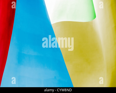 Abstrakte Wand des Gebäudes mit geometrischem Muster. Rot, blau, gelb, grün und weiß Farben als Hintergrund. Kreative minimalistische Stockfoto