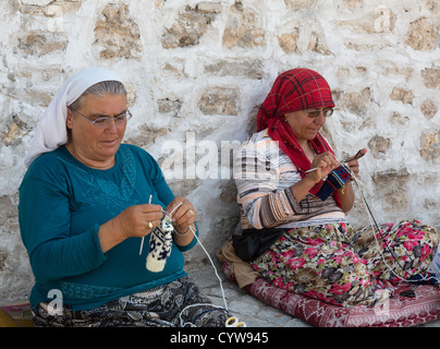 zwei ältere Frauen stricken, Beyshehir Stadt, Anatolien, Türkei Stockfoto