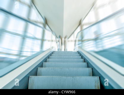 Blick auf bewegliche Treppe oder Rolltreppe im modernen Business-Center zu schließen. Leere Rolltreppe mit blauem Glas Handläufe in Bewegung. Stockfoto