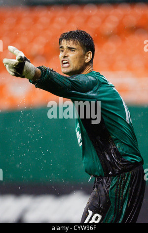 WASHINGTON, DC - 23. JULI: Der Torhüter Pat Onstad von Houston Dynamo stimmt dem Linienrichter während des Fußballspiels der Major League gegen DC United im RFK Stadium am 23. Juli 2008 in Washington, DC nicht zu. Kommerzielle Nutzung verboten. (Foto: Jonathan Paul Larsen / Diadem Images) Stockfoto