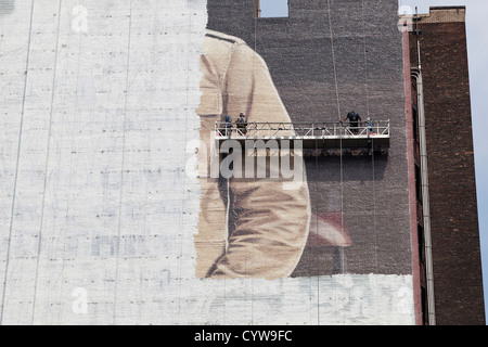 Malerei ein riesiges Wandbild auf einem Gebäude in New York City Stockfoto