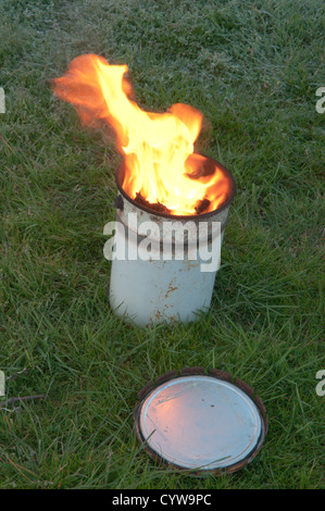 Paraffin-Brenner "Bougies" leuchtet im Weinberg in West Sussex, UK, Trauben vor Frost zu schützen. Dawn. April. Stockfoto