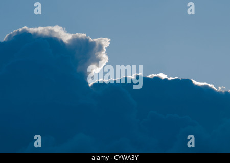 Dunkle Wolken über Sussex, England, UK. mit Sonne Aufleuchten der Kante. Stockfoto