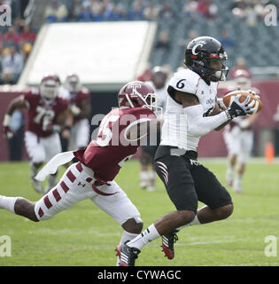 10. November 2012 - Philadelphia, Pennsylvania, USA - Cincinnati Wide Receiver, ANTHONY MCCLUNG (6) in Aktion während des Spiels zwischen Tempel und Cincinnati am Lincoln Financial Field. (Bild Kredit: Ricky Fitchett/ZUMAPRESS.com ©) Stockfoto
