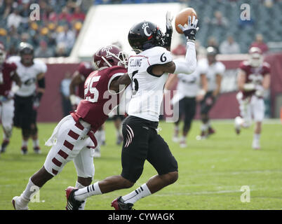 10. November 2012 - Philadelphia, Pennsylvania, USA - Cincinnati Wide Receiver, ANTHONY MCCLUNG (6) in Aktion während des Spiels zwischen Tempel und Cincinnati am Lincoln Financial Field. (Bild Kredit: Ricky Fitchett/ZUMAPRESS.com ©) Stockfoto