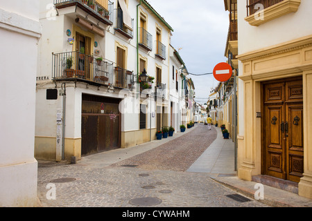 Straße und traditionelle Häuser in der Altstadt von Cordoba, Andalusien, Spanien. Stockfoto