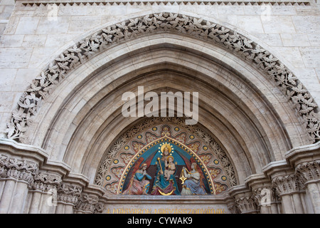 19. Jahrhundert bas-relief der Madonna mit Kind zwischen zwei Engel auf der Matthias Kirche Tympanon in Budapest, Ungarn. Stockfoto