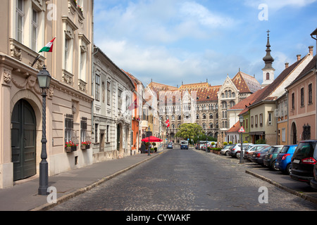 Fortuna Street im Burgviertel, Budapest, die zu den National Archives in Ungarn. Stockfoto