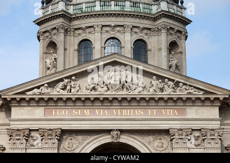 Lateinische Inschrift von Jesu Worte: 'Ich bin der Weg, die Wahrheit und das Leben' unter Tympanon der St. Stephans Basilika in Budapest, Ungarn, Europa Stockfoto