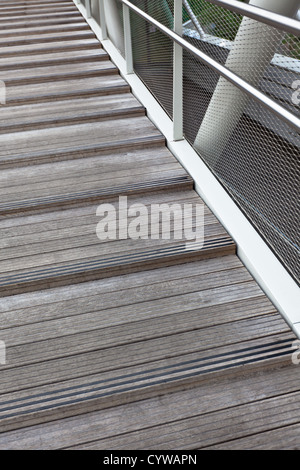 Holzbrücke-Treppe in Großstadt. vertikale Schuss Stockfoto