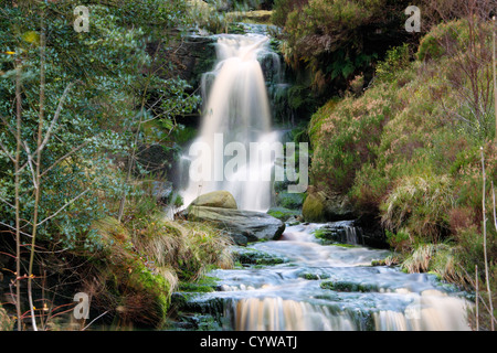 Mittleren schwarzen Clough-Wasserfall im englischen Peak District Stockfoto