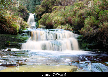 Mittleren schwarzen Clough-Wasserfall im englischen Peak District Stockfoto
