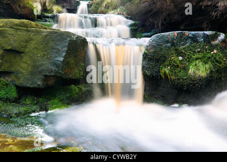 Mittleren schwarzen Clough-Wasserfall im englischen Peak District Stockfoto