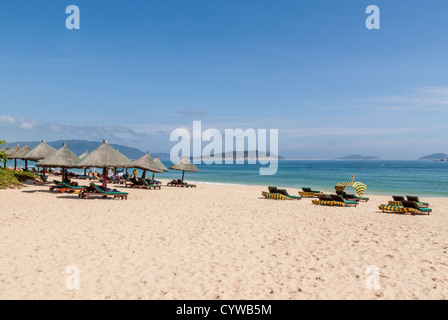 Strand von Sanya auf der Insel Hainan, China in der Nähe der Resorts Stockfoto