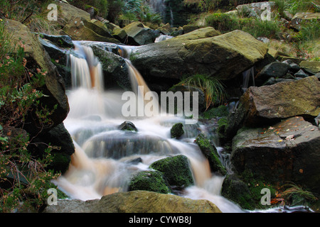 Mittleren schwarzen Clough-Wasserfall im englischen Peak District Stockfoto