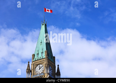 Kanadische Flagge auf der Peace Tower, Parlamentsgebäude am Parliament Hill in Ottawa, Ontario, Kanada Stockfoto