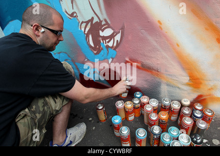 Graffiti-Künstler im Bild Gemälde an der Wand in Brighton, East Sussex, UK. Stockfoto