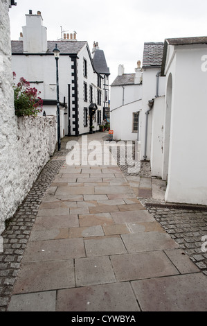 BEAUMARIS, Anglesey, Wales – Eine bezaubernde Gasse in der historischen Stadt Beaumaris mit weißen Gebäuden mit schwarzen Details. Diese malerische Gasse ist Teil der unverwechselbaren Architektur der Stadt, mit engen Gassen gesäumt von traditionellen Strukturen, die den Charakter von Anglesey widerspiegeln. Beaumaris liegt an der Nordküste von Wales und ist bekannt für seine reiche Geschichte und malerischen Straßen. Stockfoto