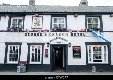 Georges Dragon Hotel Facade Beaumaris Wales / BEAUMARIS, Wales — das George and Dragon Hotel präsentiert seine traditionelle inn-Fassade entlang einer Straße in Beaumaris auf der Isle of Anglesey. Die Einrichtung ist einer der historischen Gastfreundschaft, die seit langem dieser mittelalterlichen Stadt dient, die Ende des 13. Jahrhunderts um Beaumaris Castle herum gegründet wurde und Anfang des 14. Jahrhunderts zum größten Stadtteil Nordwales wurde. Beaumaris ist die historische Kreisstadt Anglesey, die an der Menai-Straße liegt und für ihre gut erhaltene georgianische und viktorianische Architektur bekannt ist Stockfoto