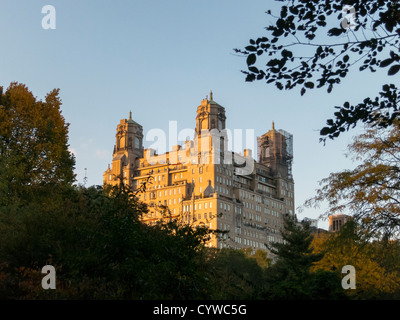 Blick auf The Beresford, 211 Central Park West, zwischen der 81. und 82. Straße vom Central Park, Manhattan, New York City, USA Stockfoto