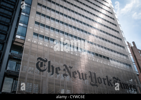 NEW YORK, NY, USA – die markante Fassade des New York Times Building in Midtown Manhattan zeigt eine markante Darstellung des berühmten New York Times-Mastheads. Dieser moderne Wolkenkratzer mit seinem unverwechselbaren architektonischen Design dient als Hauptsitz einer der renommiertesten Zeitungen Amerikas und steht als Symbol des Journalismus im Herzen des geschäftigen Medienviertels von New York City. Stockfoto