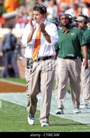 10. November 2012 - Cheftrainer Charlottesville, Virginia, USA - Miami Hurricanes Al Golden reagiert auf einen Anruf während des Spiels gegen Virginia im Scott Stadium in Charlottesville, VA. Virginia gewann 41-40. (Kredit-Bild: © Andrew Shurtleff/ZUMAPRESS.com) Stockfoto