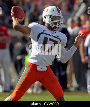 10. November 2012 - Charlottesville, Virginia, USA - Miami Hurricanes Quarterback Stephen Morris (17) wirft den Ball während des Spiels gegen Virginia im Scott Stadium in Charlottesville, VA. Virginia gewann 41-40. (Kredit-Bild: © Andrew Shurtleff/ZUMAPRESS.com) Stockfoto