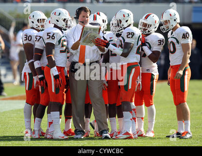 10. November 2012 - Cheftrainer Charlottesville, Virginia, USA - Miami Hurricanes Al Golden über Strategie mit Spielern während des Spiels gegen Virginia im Scott Stadium in Charlottesville, VA geht. Virginia gewann 41-40. (Kredit-Bild: © Andrew Shurtleff/ZUMAPRESS.com) Stockfoto