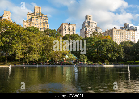 Modell Segelboote auf dem Konservatorium Wasser, in der Nähe von 72nd Street. Central Park in Manhattan, New York City, USA Stockfoto