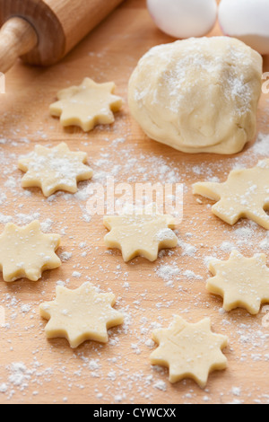 Küchengerät mit rohen Weihnachtsplätzchen. Kekse backen. Stockfoto