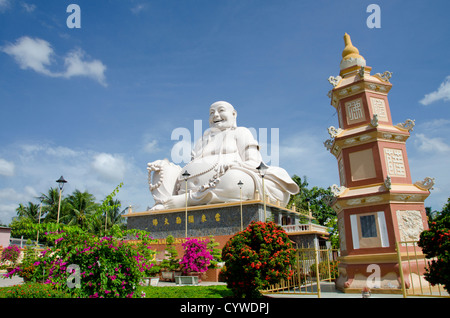 My Tho, Vietnam Mekong Delta Flussgebiet. Vinh Trang Pagode Komplex, Big Happy Buddha-Statue (Nam Mo Duong Lai Di Lac Tonne Phat). Stockfoto